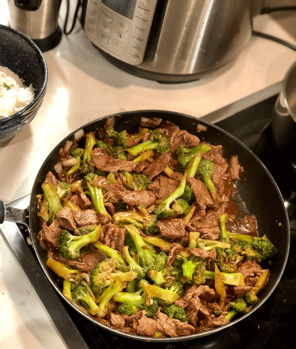 Stir fry beef and broccoli in pan